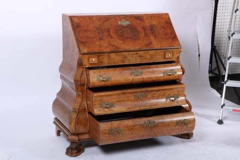 Een 20e eeuwse klepsecretaire.