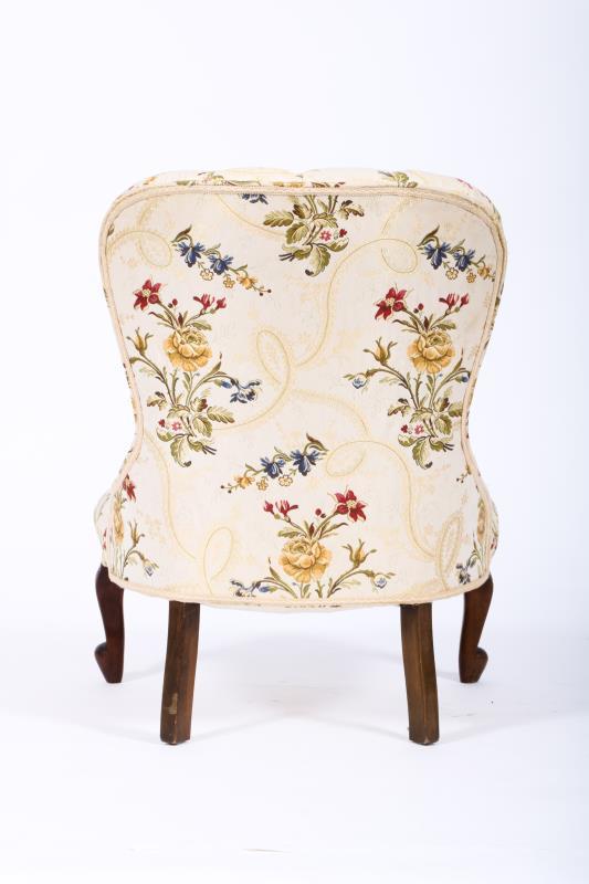 Een breistoeltje, gecapitonneerde stoffen bekleding met rozen, 20e eeuw.