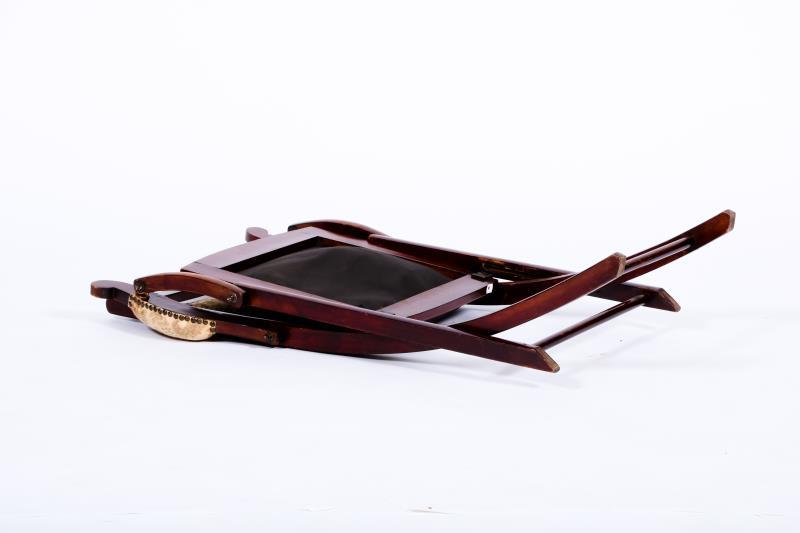 Een  mahonie houten Victoriaanse vouwstoel, Engeland, ca. 1880.
