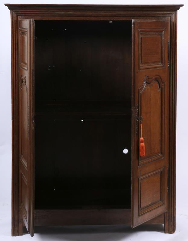 Een eikenhouten Luikse kast, België, mid. 18e eeuw.