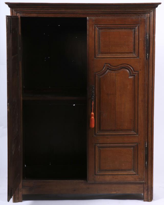 Een eikenhouten Luikse kast, België, mid. 18e eeuw.