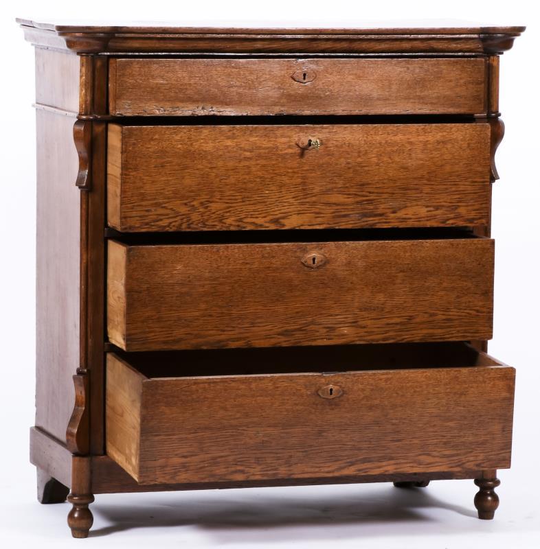 Een eikenhouten Willem III-stijl ladenkast, Holland, eind 19e eeuw.