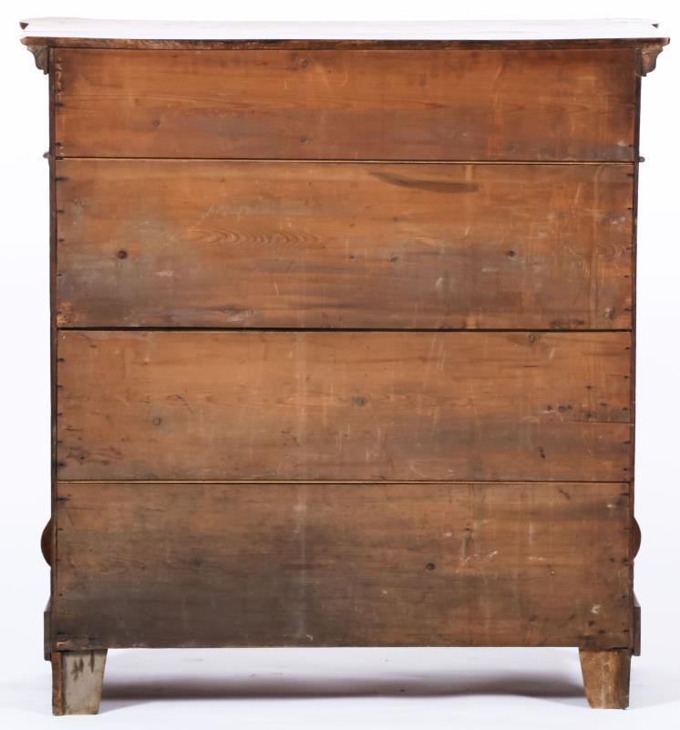 Een eikenhouten Willem III-stijl ladenkast, Holland, eind 19e eeuw.