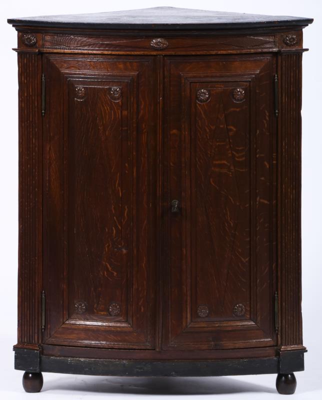 Een eikenhouten Louis XVI-stijl hoekkast, Holland, 19e eeuw.