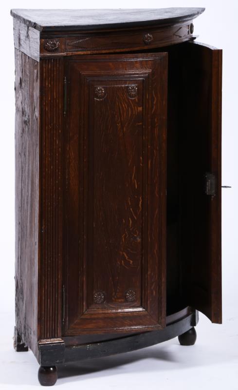 Een eikenhouten Louis XVI-stijl hoekkast, Holland, 19e eeuw.