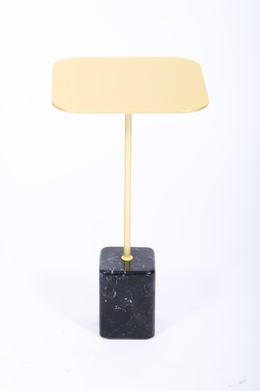 Noé Duchaufour-Lawrence (Mende, Frankrijk 1974) Een design bijzettafeltje, "Cupidon".