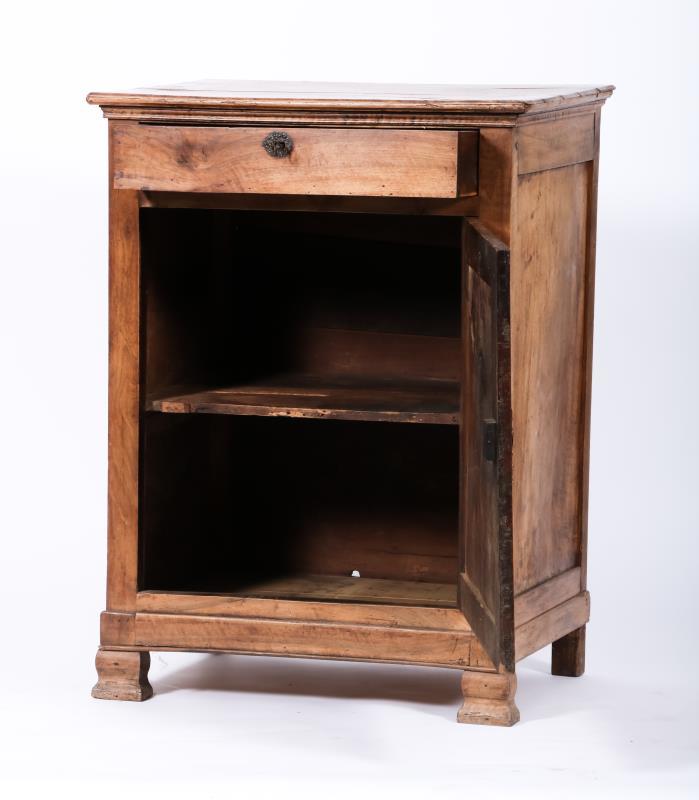 Een grenen houten notaris kast met lade boven geprofileerde deur, messing beslag, Duits, ca. 1850.