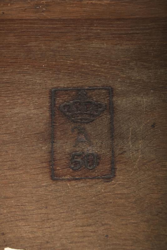Een Willem II schrijftafeltje uit de nalatenschap van H.K.H. Juliana, Koningin der Nederlanden, Holland, mid. 19e eeuw.