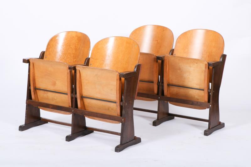 Twee plywood bankjes, beiden sets van dubbele theater- klapstoelen, ca. mid 20e eeuw. 