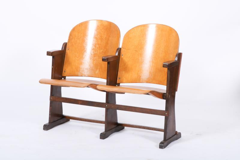 Twee plywood bankjes, beiden sets van dubbele theater- klapstoelen, ca. mid 20e eeuw. 