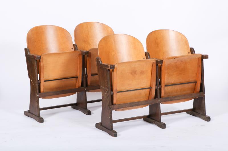 Twee plywood bankjes, beiden sets van dubbele theater- klapstoelen, ca. mid 20e eeuw. 