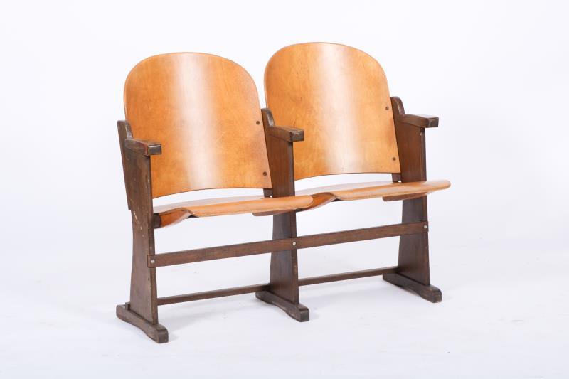 Twee plywood bankjes, beiden sets van dubbele theater- klapstoelen, ca. mid 20e eeuw. 