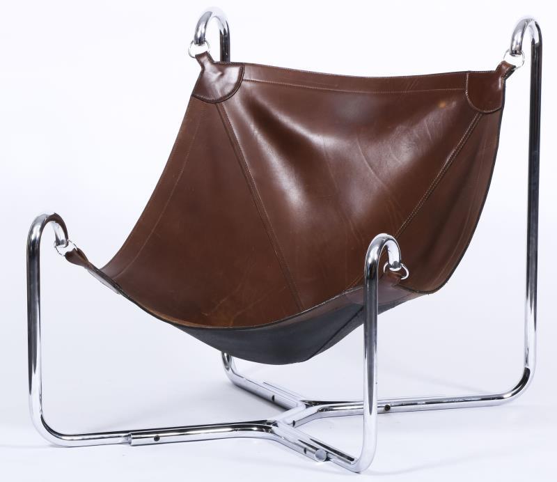 Een design lounge stoel met leren zitting.