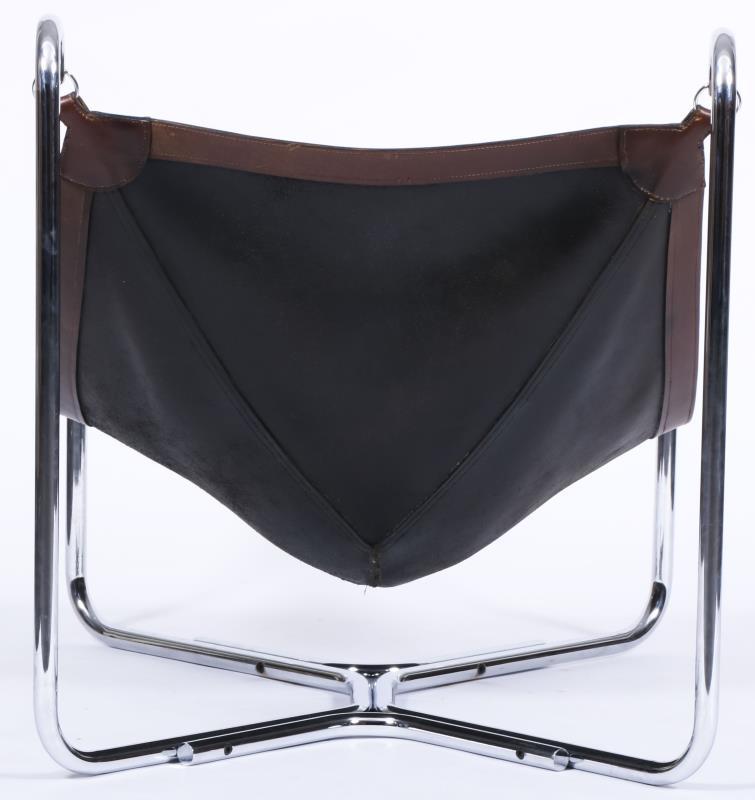 Een design lounge stoel met leren zitting.