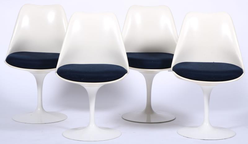 Eero Saarinen (Kirkkonummi, Finland 1910 - 1961 Ann Arbor, Verenigde Staten) Four Tulip design chairs, together with a table.