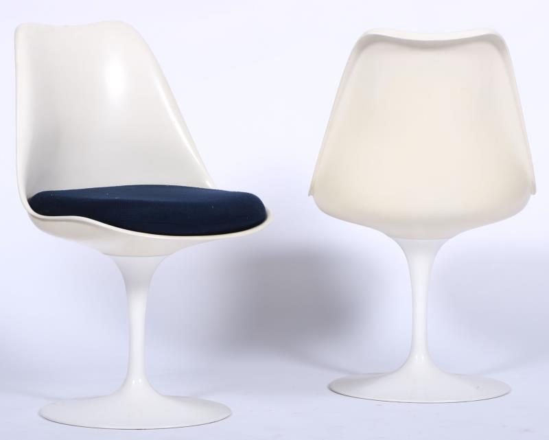 Eero Saarinen (Kirkkonummi, Finland 1910 - 1961 Ann Arbor, Verenigde Staten) Four Tulip design chairs, together with a table.