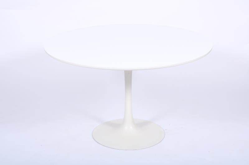Eero Saarinen (Kirkkonummi, Finland 1910 - 1961 Ann Arbor, Verenigde Staten) Four Tulip design chairs, together with a table.