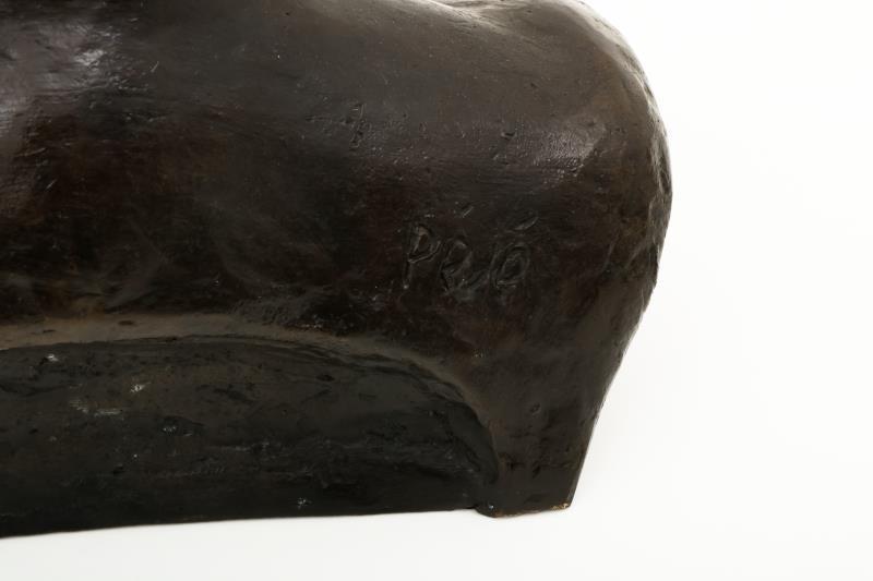Een bronzen buste van een man, gesigneerd Pejé, 20e eeuw.