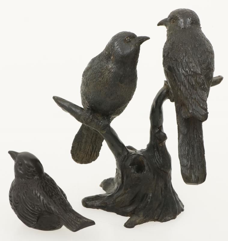 Een bronzen beeldje van twee mussen op een takje en daarbij een los vogeltje.