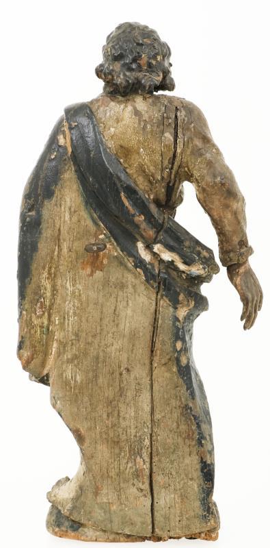 Een gepolychromeerd houten heiligenbeeld, voorstellende Johannes de Evangelist.