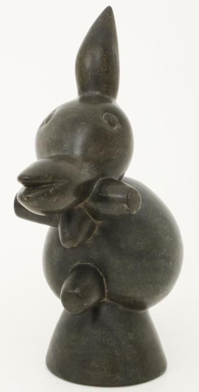 Een hardstenen beeld van een vogelfiguur, onduidelijk gesigneerd a.d. onderzijde, 20e eeuw.