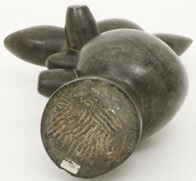 Een hardstenen beeld van een vogelfiguur, onduidelijk gesigneerd a.d. onderzijde, 20e eeuw.
