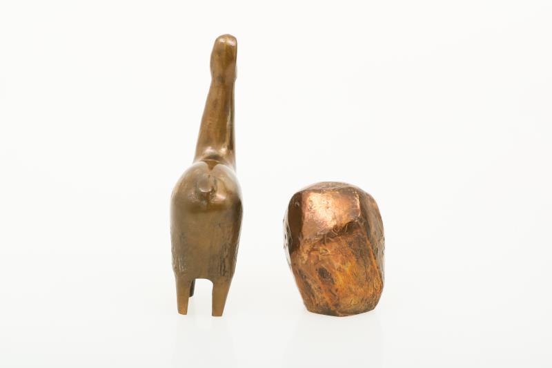 Een kavel van (2) bronzen beelden, voorstellende een uil en een ongeschoren Lama, 20e eeuw.