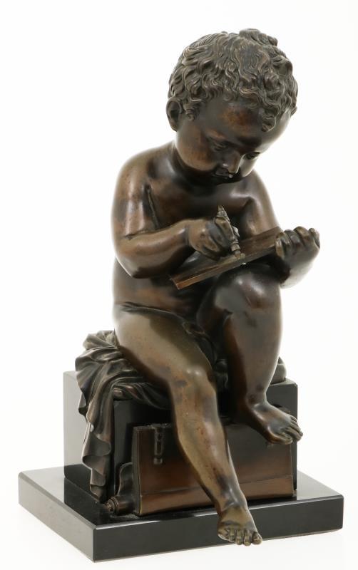 Een bronzen beeldje van een schrijvend jongetje, eind 19e eeuw.
