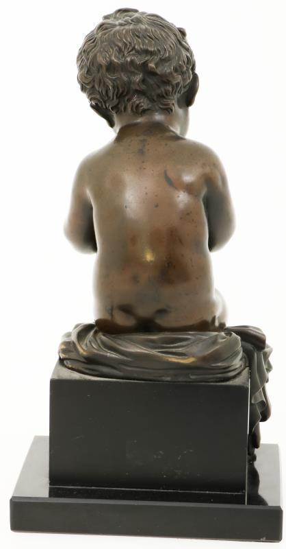 Een bronzen beeldje van een schrijvend jongetje, eind 19e eeuw.