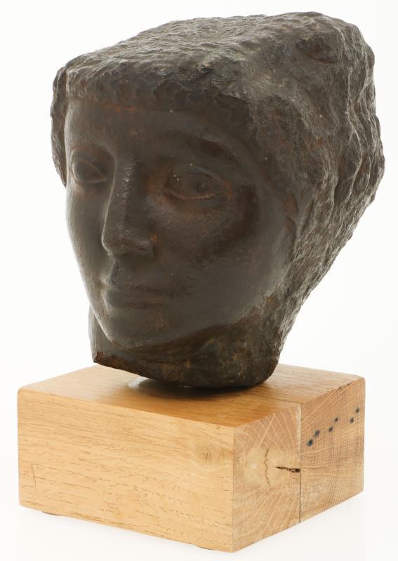 Een bronzen kop van een vrouw, mid. 20e eeuw.
