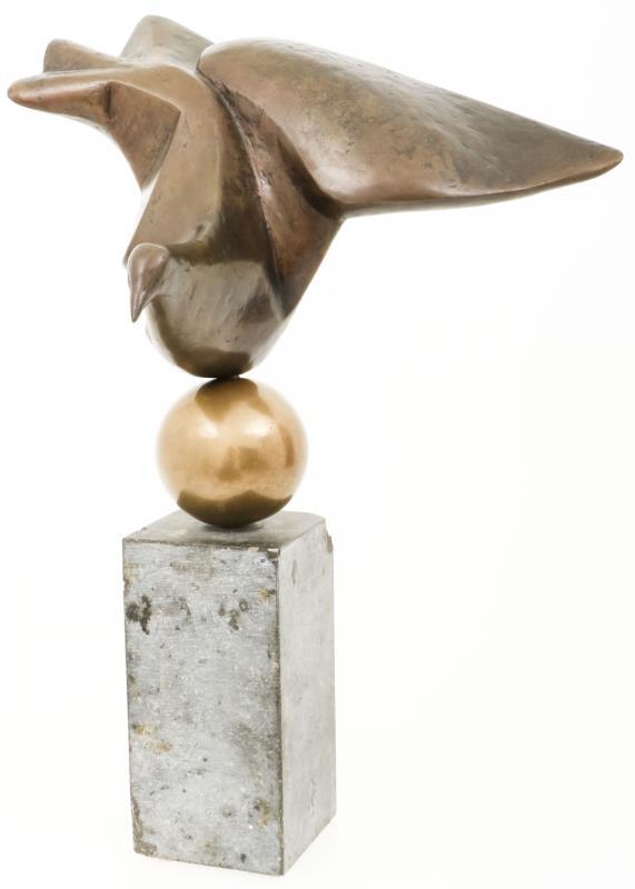 Een bronzen beeld van een gestileerde duif op een bronzen bol, 20e eeuw.