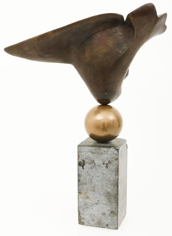 Een bronzen beeld van een gestileerde duif op een bronzen bol, 20e eeuw.