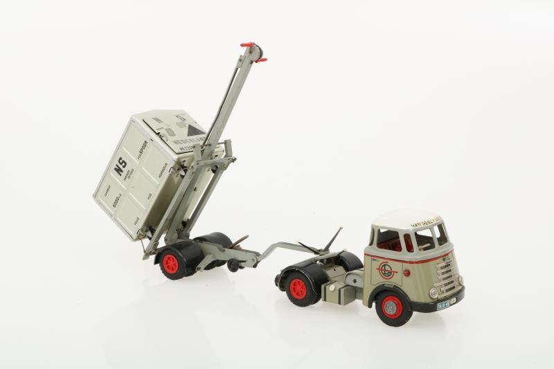 Arnold DAF truck van Gend & Loos met container NS van huis tot huis.