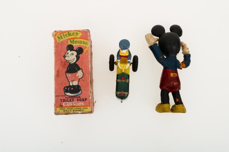 (3) Delig lot Disney collectables.