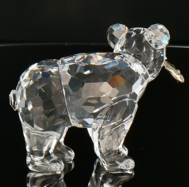 Swarovski Grizzly jong met zalm.