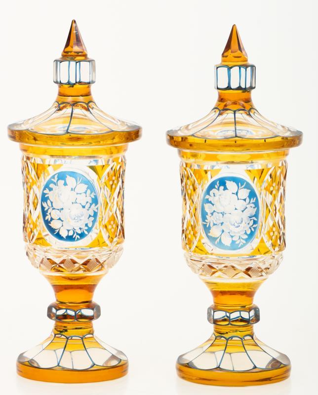 Een set van (2) kristal geslepen deksel coupes. Bohemen, 20e eeuw.