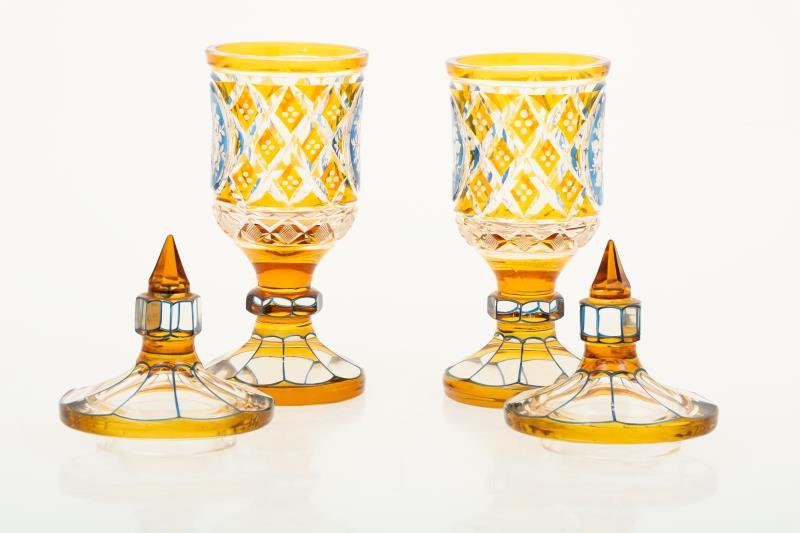 Een set van (2) kristal geslepen deksel coupes. Bohemen, 20e eeuw.