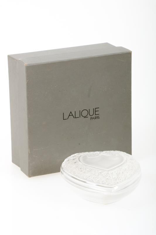 Een Lalique"Coeur" -dekseldoos . Gemerkt "Lalique France".