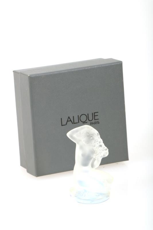 Een Lalique "Lapins Assis" -sculptuur. Gemerkt "Lalique France".