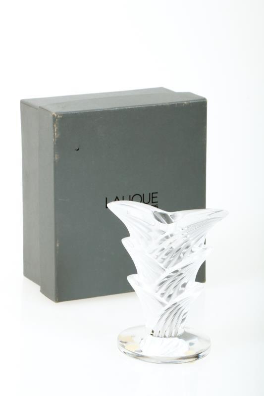 Een Lalique "feuilles de palmier" -kandelaar. Gemerkt "Lalique France".