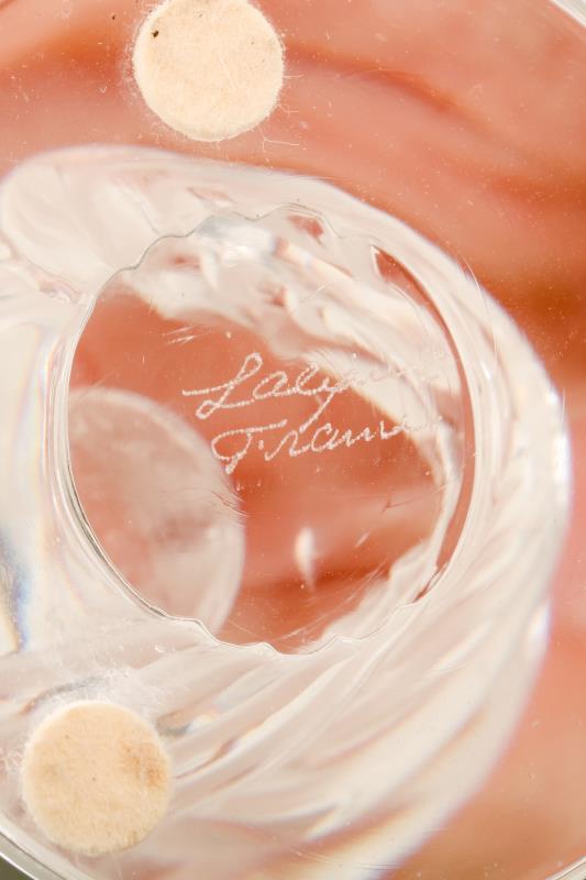 Een Lalique "feuilles de palmier" -kandelaar. Gemerkt "Lalique France".
