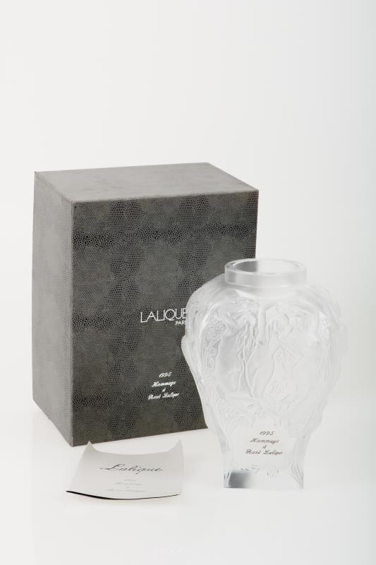Een Lalique "Hommage a René Lalique" -vaas, 1995 - 284/999. Gemerkt "Lalique France".