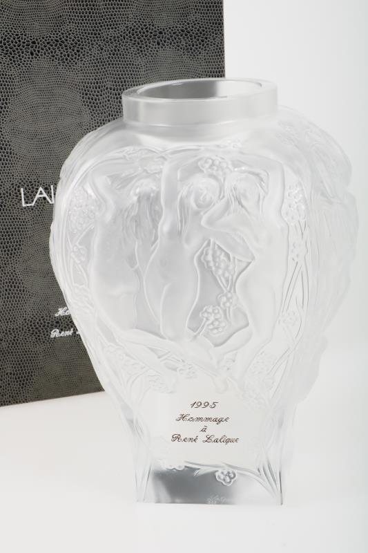Een Lalique "Hommage a René Lalique" -vaas, 1995 - 284/999. Gemerkt "Lalique France".