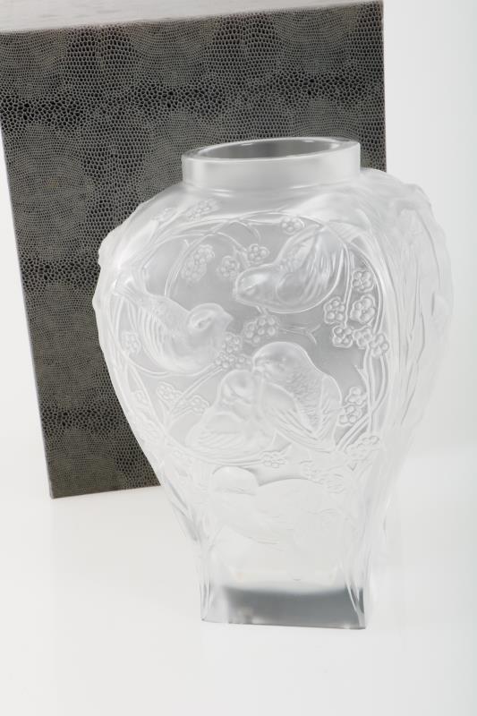 Een Lalique "Hommage a René Lalique" -vaas, 1995 - 284/999. Gemerkt "Lalique France".