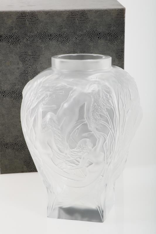 Een Lalique "Hommage a René Lalique" -vaas, 1995 - 284/999. Gemerkt "Lalique France".
