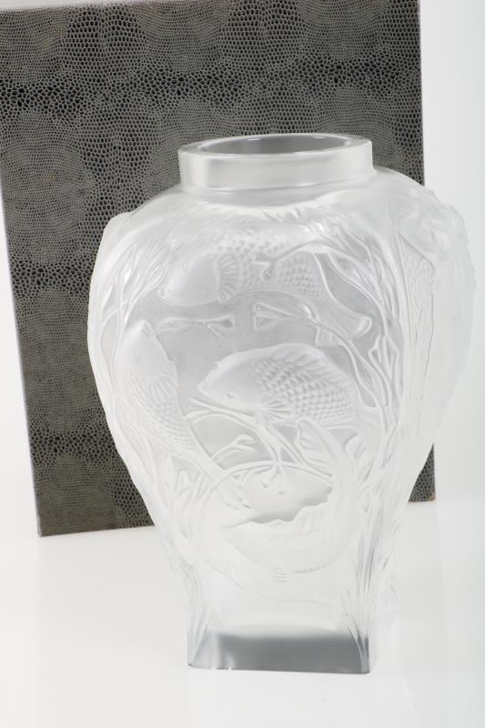 Een Lalique "Hommage a René Lalique" -vaas, 1995 - 284/999. Gemerkt "Lalique France".