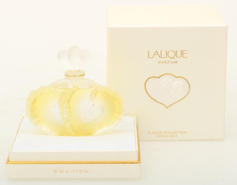 Een Lalique "deux coeurst" -parfumfles, editie 2004. Gemerkt "Lalique France".