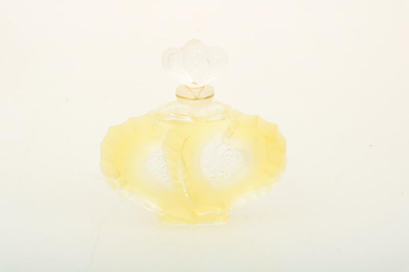 Een Lalique "deux coeurst" -parfumfles, editie 2004. Gemerkt "Lalique France".