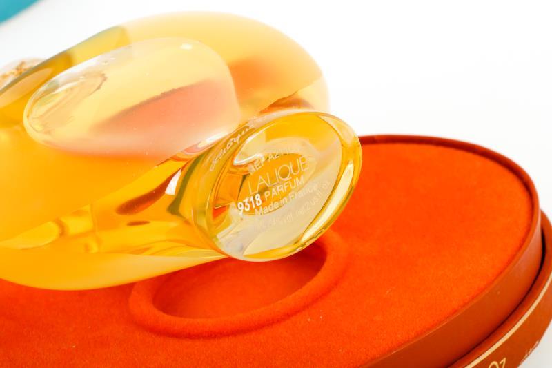 Een Lalique "D' amour" -parfumfles, editie 1997. Gemerkt "Lalique France".