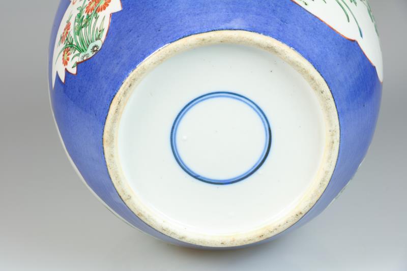 Een porseleinen famille verte "poudre bleu" dekselpot. China, 19e eeuw.